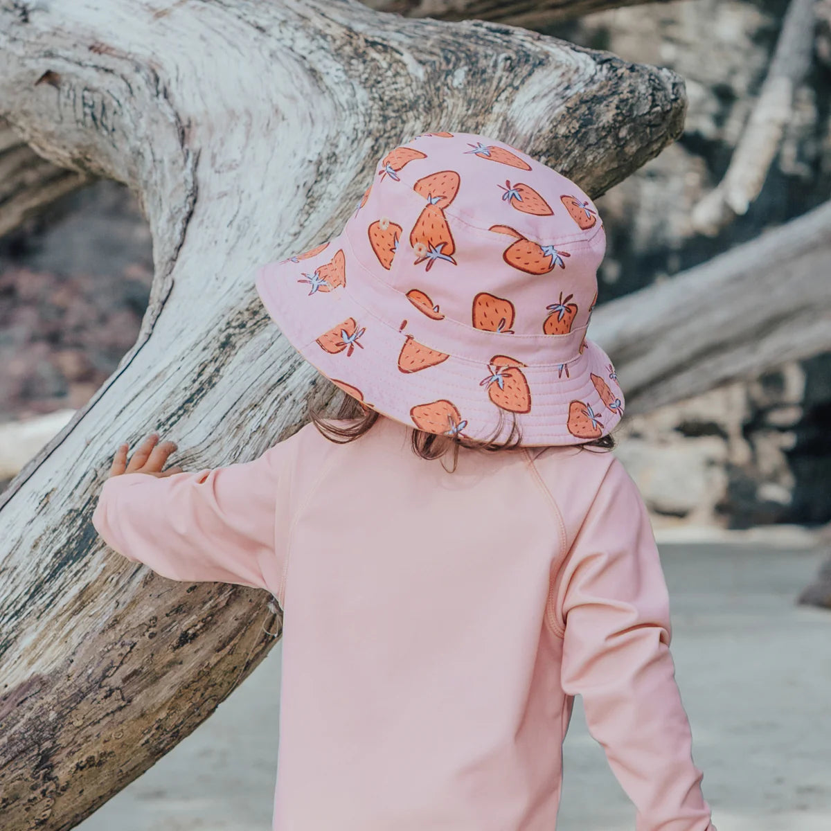 REVERSIBLE BUCKET HAT Strawberry Splash