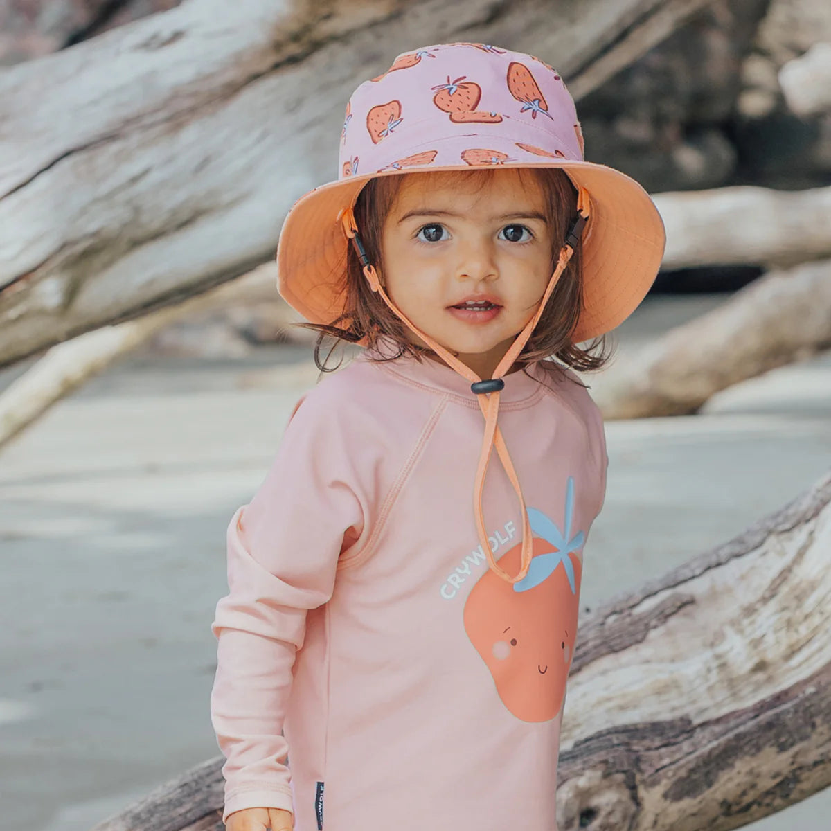 REVERSIBLE BUCKET HAT Strawberry Splash